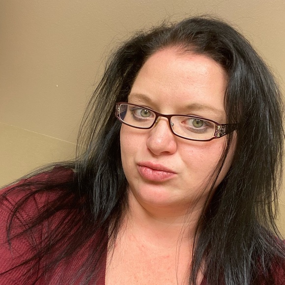 Meet your Posher, Courtney - Picture 1 of 2